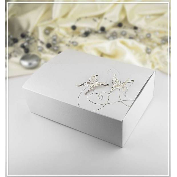 Svadobná krabička na výslužky s perlovým motýľom (18,5 x 13,5 x 5,8 cm)