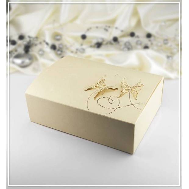 Svadobná krabička na výslužky zlatý motýlí vzor (18,5 x 13,5 x 5,8 cm)