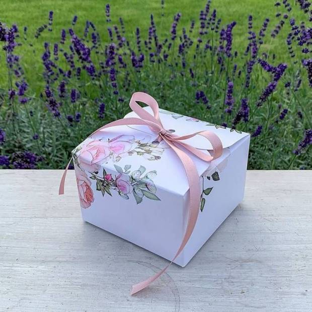 Svadobná krabička na výslužky biela s ružami s mašľou (11 x 11 x 7 cm)
