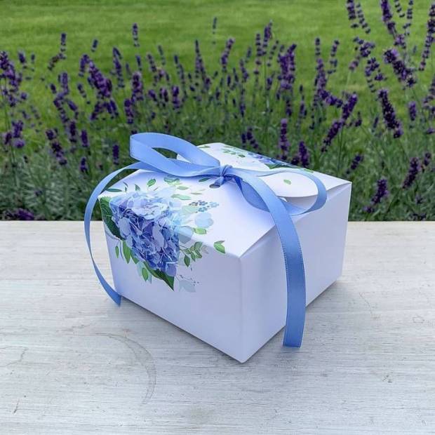 Svadobná krabička na výslužky biela s modrými hortenziami s mašľou (11 x 11 x 7 cm)