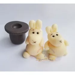 Figúrka na tortu – zajko v klobúku z kokosovej hmoty, 4 × 5,5 cm