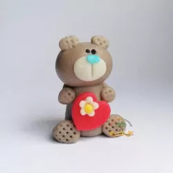 Figúrka na tortu medvedík sivý s červeným srdiečkom 5 cm z kokosovej hmoty