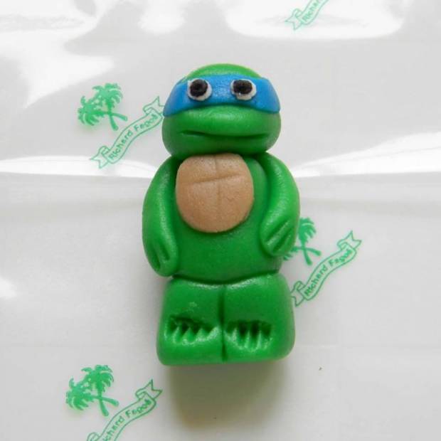 Tortová figúrka Ninja Turtle 5cm Leonardo z kokosového plastu