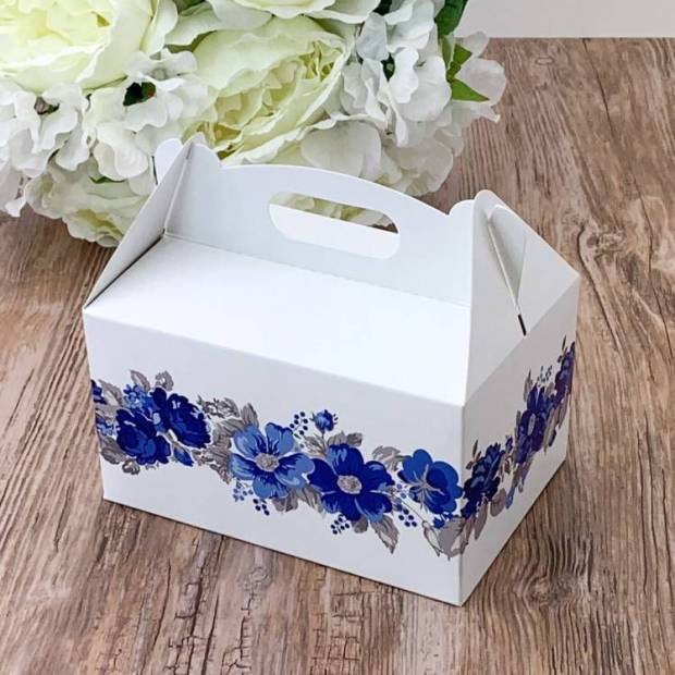 Svadobná krabička na výslužky biela s modrými kvetmi (13 x 9 x 7 cm)
