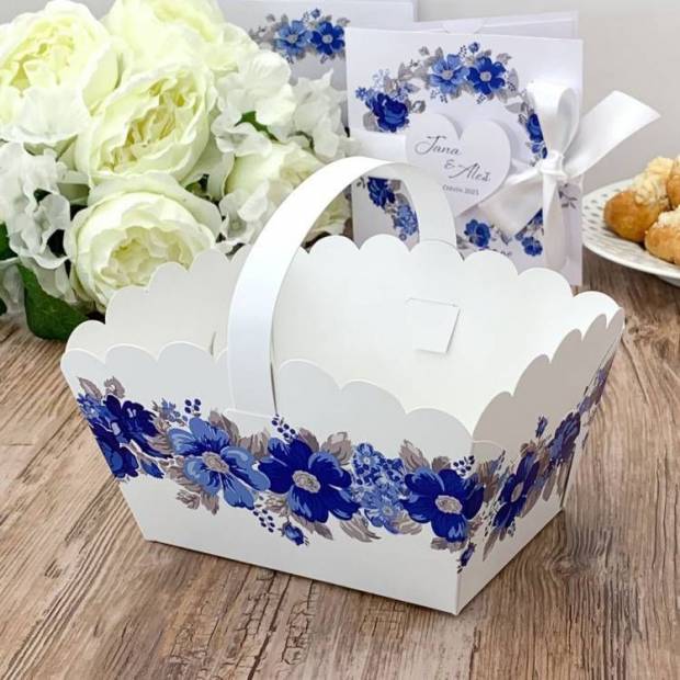 Svadobný košík na cukrovinky biely s modrými kvetmi (13 x 9 x 9,5 cm)