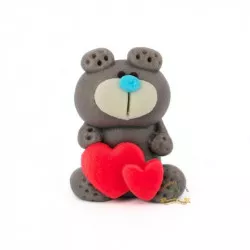Figúrka na tortu medvedík šedý so srdiečkami 5 cm z kokosovej hmoty